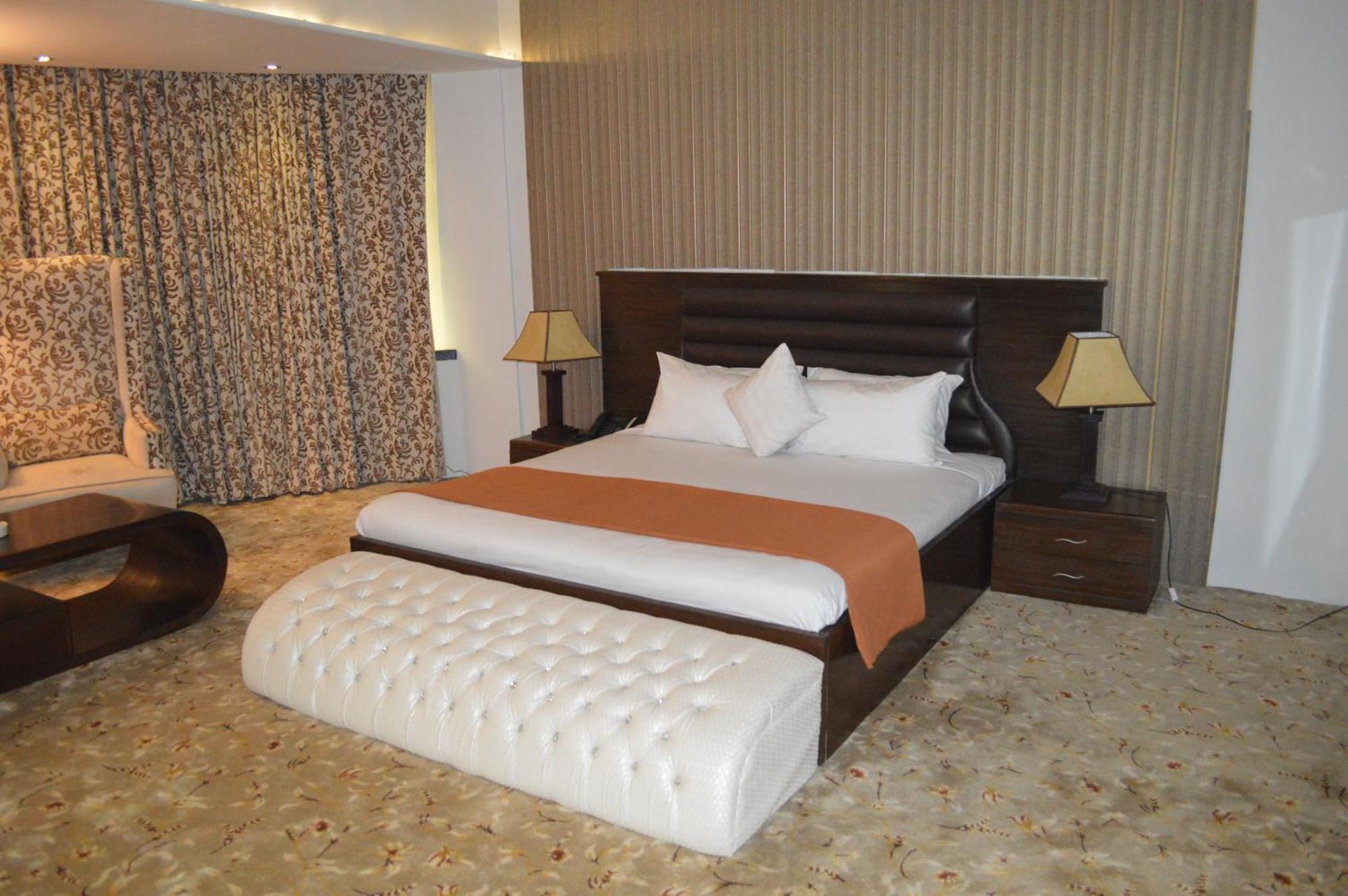 Fort Continental Hotel Peshawar Bagian luar foto