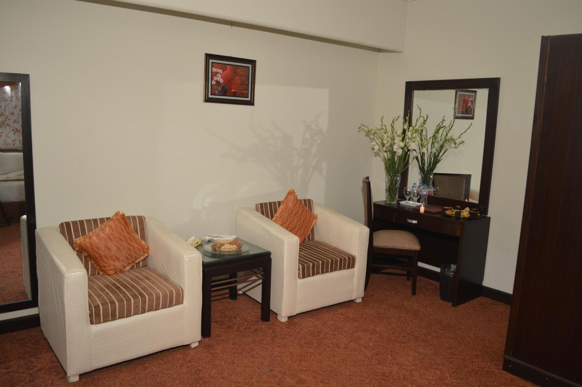 Fort Continental Hotel Peshawar Bagian luar foto